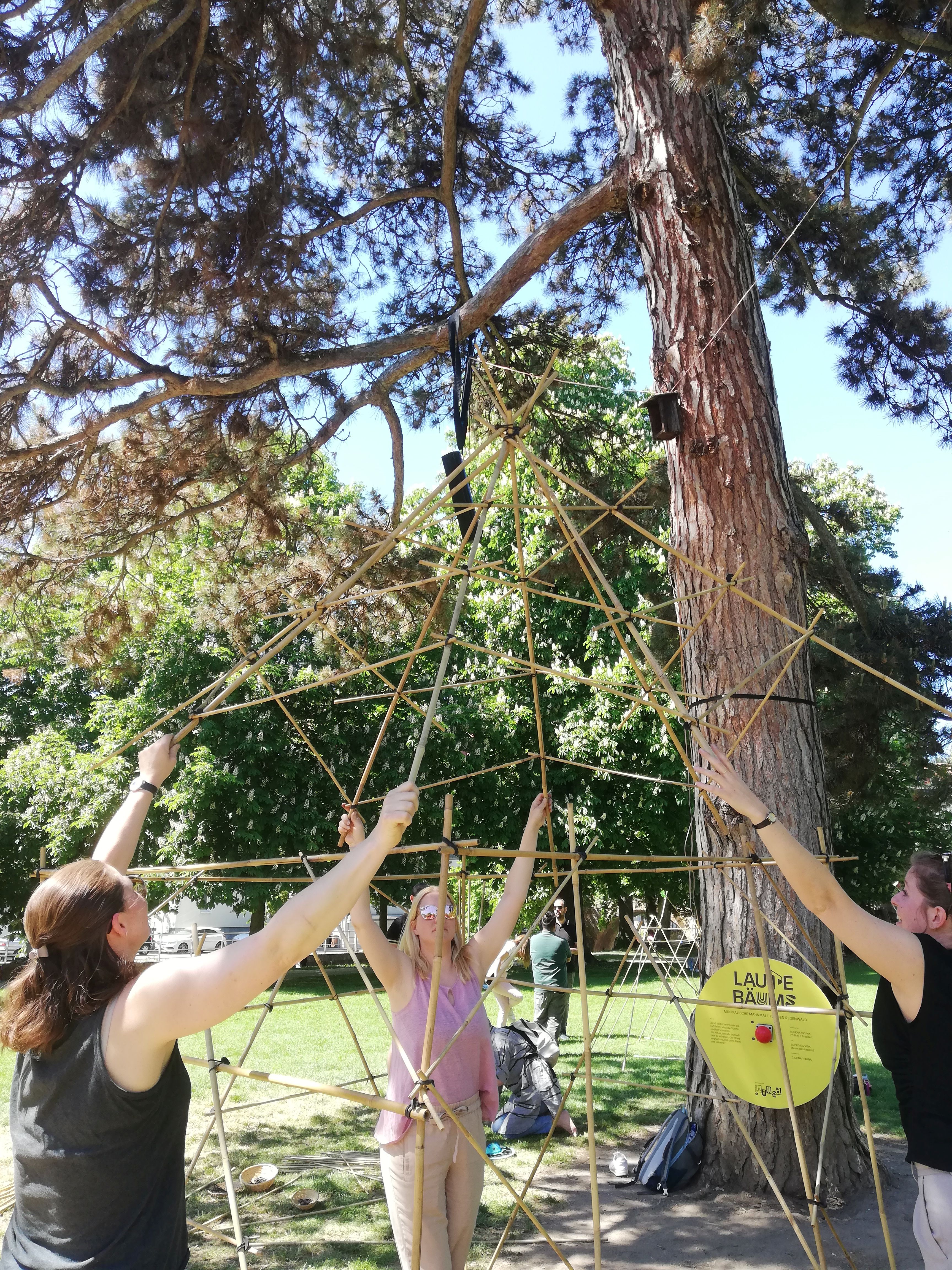 Bambuskonstruktion auf dem Familientag des Podium Musikfestivals auf der Maille in Esslingen